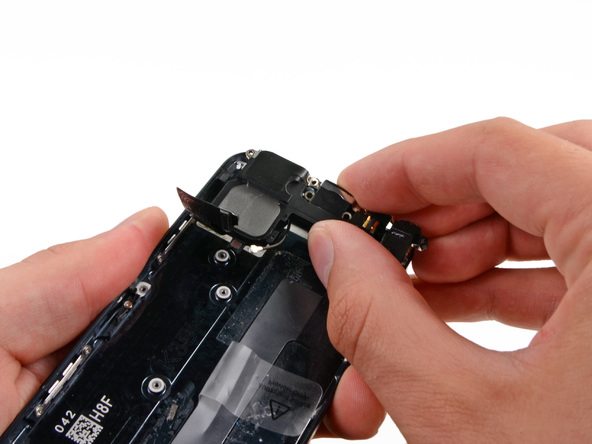 اسپیکر و سوکت شارژ آیفون 5 (لایتنینگ پورت) را از درب پشت گوشی جدا کنید.