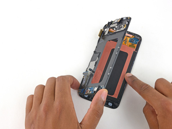 صفحه نمایش گلکسی اس 6 تعمیری را با انگشت دست راست نگه دارید و با دست چپتان قالب پلاستیکی روی نمایشگر گوشی را از تاچ ال سی جدا کنید.