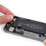 دومین چسب نگهدارنده باتری آیفون 5s تعمیری را هم دقیقا مثل چسب اول باز کنید. با این تفاوت که این بار باید سعی کنید چسب را به لبه سمت چپ باتری هدایت نمایید و از این بخش خارج کنید.