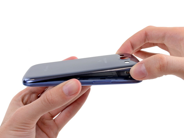 لبه فوقانی درب پشت Galaxy S3 تعمیری را با انگشت گرفته و آن را کاملا از بدنه گوشی جدا کنید.