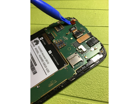 با نوک قاب باز کن پلاستیکی کانکتور سنسور تشخیص نور محیط Ascend G610 تعمیری را هم از روی برد گوشی آزاد کنید.