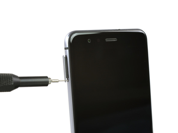 خشاب سیم کارت هوآوی پی 10 لایت (Huawei P10 Lite) را از لبه سمت چپ قاب گوشی خارج کنید.