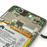 براکت روی کانکتور باتری هوآوی پی 10 لایت (Huawei P10 Lite) را با پنس از روی آن بردارید.