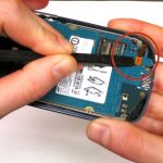 با نوک اسپاتول کانکتور اسپیکر مکالمه Galaxy S3 Mini تعمیری را باز کرده و اسپیکر مکالمه گوشی را کاملا از آن جدا کنید. محل نصب اسپیکر مکالمه گوشی در عکس اول با رنگ نارنجی نشان داده شده است.