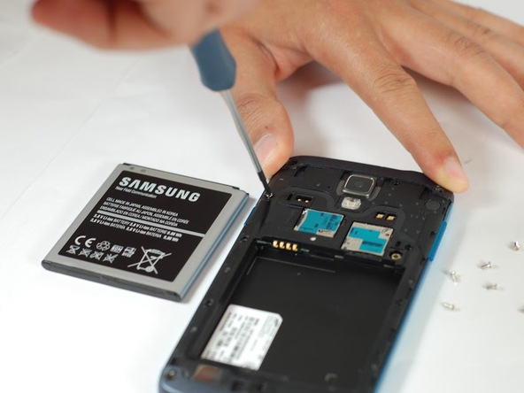 چهار کاوری که روی پیچ های چهار گوشه قاب Galaxy S4 Active تعمیری نصب هستند را با پنس بردارید.