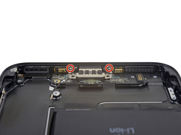 دو پیچ 1.2 میلیمتری که در عکس با رنگ قرمز نمایش داده شده‌اند و کیپ کننده سوکت شارژ (لایتنینگ پورت) آیفون 7 پلاس به لبه زیرین گوشی هستند را باز کنید.