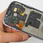 به آرامی دکمه پاور Galaxy S3 Mini تعمیری را از لبه قاب گوشی جدا کنید.