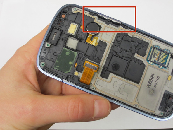 دکمه ولوم را از لبه قاب Galaxy S3 Mini جدا کنید.