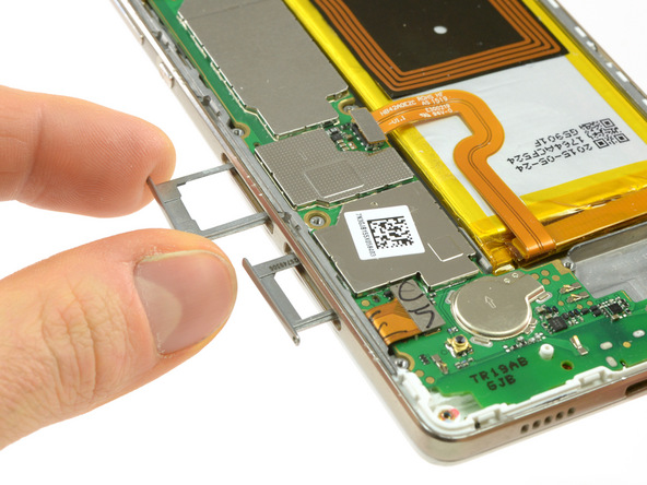 دو خشاب سیم کارت و حافظه SD گوشی را از لبه سمت چپ و پایین قاب هوآوی P8 Lite تعمیری جدا کنید.