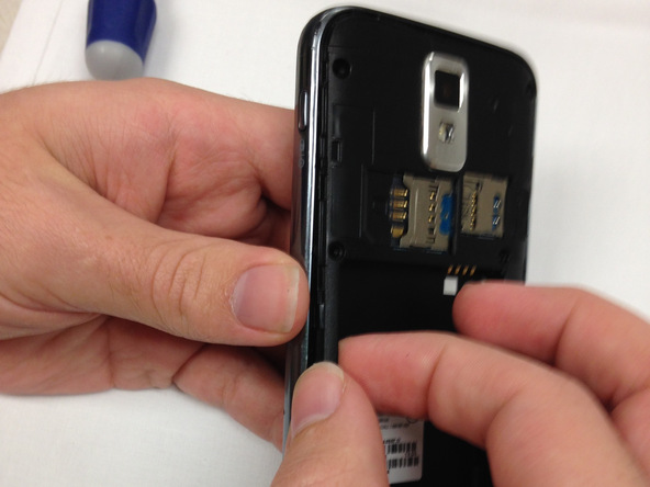 گوشی Galaxy S2 T989 تعمیری را مثل عکس اول در دستتان گرفته یا روی میز کارتان قرار دهید.