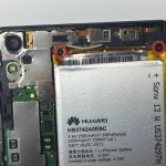 در لبه فوقانی باتری هوآوی اسند پی 6 (Huawei Ascend P6) یک نوار زرد رنگ واقع شده است. این نوار را با نوک اسپاتول یا هر ابزار دیگر آزاد کنید تا به پیچ های زیر آن دسترسی یابید.