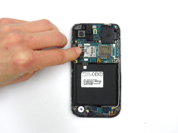 حافظه جانبی یا همان رم میکرو اس دی (Micro SD) گوشی را در صورت وجود از گوشه قاب گلکسی اس ویبرنت خارج کنید.