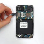 حافظه جانبی یا همان رم میکرو اس دی (Micro SD) گوشی را در صورت وجود از گوشه قاب گلکسی اس ویبرنت خارج کنید.