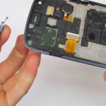 به آرامی دکمه پاور Galaxy S3 Mini تعمیری را از لبه قاب گوشی جدا کنید.