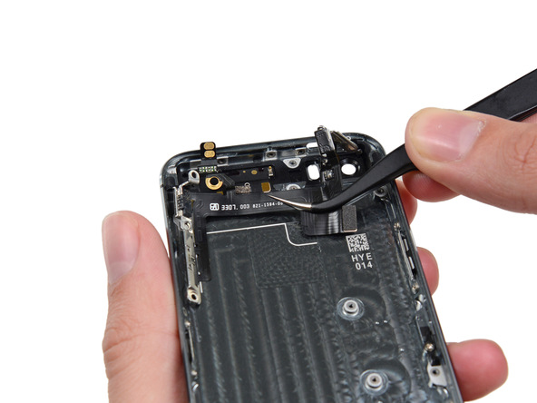 سیم دکمه پاور و ولوم آیفون 5s تعمیری را از درب پشت گوشی جدا کنید.