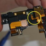 فلت دوربین و اسپیکر را در گوشه امنی قرار داده و پروسه تعویض تاچ ال سی دی اکسپریا ZL سونی (Sony Xperia ZL) را روی مابقی بدنه آن دنبال کنید.