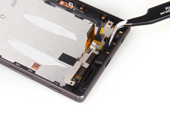 با نوک پنس میکروفون Xperia Z5 تعمیری که در لبه زیرین قاب آن نصب است را گرفته و از گوشی جدا نمایید.