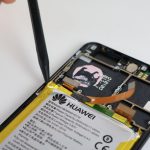 نوک پیک یا اسپاتول را در شکاف مابین باتری و لبه های سمت راست و چپ قاب آنر 8 تعمیری (Huawei Honor 8) فرو برده و به تدریج ضمن بازی کردن با آن ها باتری گوشی را شل نمایید.