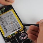 نوک پیک یا اسپاتول را در شکاف مابین باتری و لبه های سمت راست و چپ قاب آنر 8 تعمیری (Huawei Honor 8) فرو برده و به تدریج ضمن بازی کردن با آن ها باتری گوشی را شل نمایید.