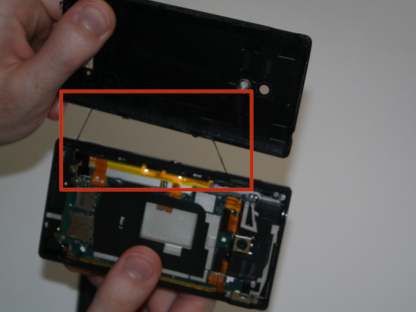 درب پشت را در گوشه امنی قرار داده و پروسه تعویض باتری اکسپریا ZL سونی (Sony Xperia ZL) را روی مابقی بدنه آن دنبال نمایید.