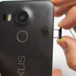 خشاب سیم کارت را با دست گرفته و کاملا از Nexus 5X تعمیری جدا کنید.