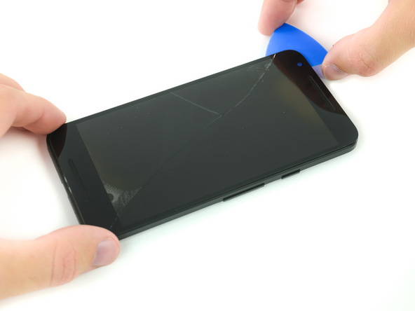 پیک را به آرامی در لبه فوقانی قاب Nexus 5X تعمیی حرکت دهید تا این بخش از ال سی دی گوشی کاملا شل شود.