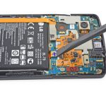 با نوک قاب باز کن پلاستیکی یا اسپاتول سر صاف خیلی آرام کانکتور باتری Nexus 5 تعمیری را از روی سوکتش آزاد کنید.