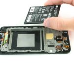 نکته: در حین جداسازی باتری Nexus 5X دقت کنید که نیرو و فشار زیادی به آن وارد نشود.