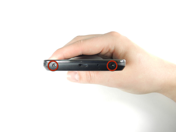دو پیچی که در عکس با رنگ قرمز مشخص شده‌اند را با استفاده از پیچ گوشتی T5 Torx از لبه زیرین قاب Nexus 4 تعمیری جدا کنید.