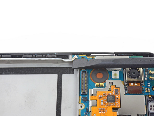 نکته: در دو لبه طولی نکسوس 5 دو سیم آنتن نصب هستند که یک سر آن ها به برد اصلی و سر دیگرشان به برد ثانویه متصل است. به منظور تعویض برد Nexus 5 (نکسوس 5) نیازی به جداسازی کامل این دو سیم وجود ندارد و آزاد کردن کانکتور روی برد اصلی آن ها کافی خواهد بود.
