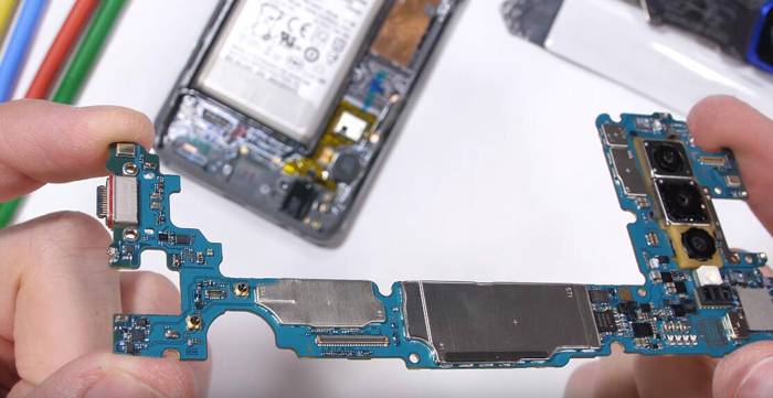تعمیر برد Galaxy S10 با قیمت مناسب در شرکت موبایل کمک